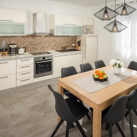 Roko- The Spacious Luxury ヴィラ トロギール